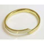 An 18ct gold two colour hinged bangle