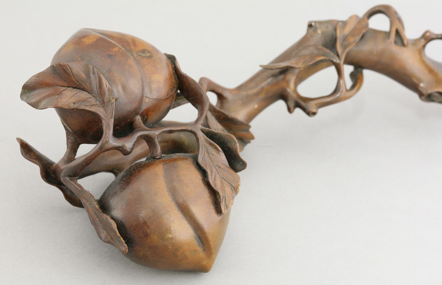 A boxwood ruyi Sceptre, possibly 18th century, intricately carved as two peaches on a gnarled - Bild 3 aus 3