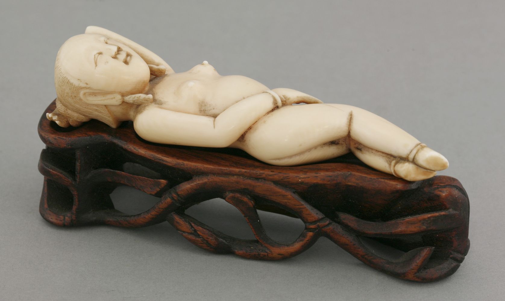An ivory Doctor's Model, 18th century, the recumbent female, her head resting on her left hand, - Bild 2 aus 2