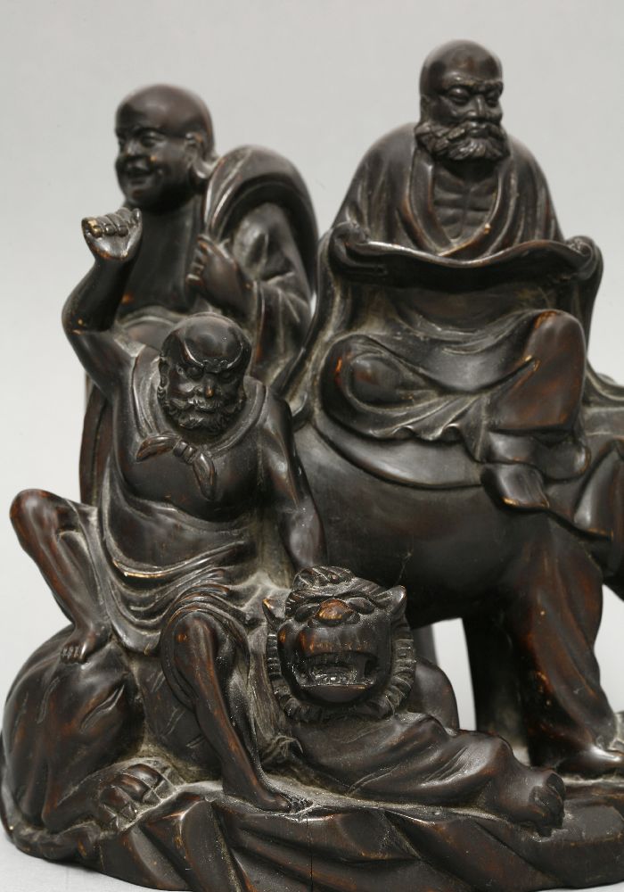 An unusual wood Group of three Buddhist Immortals, c.1900, one bearded and reading a sutra, and - Bild 3 aus 4
