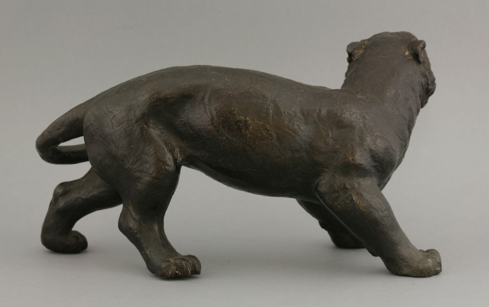 A bronze Tiger, late 19th century, vigorously modelled as a crouching, snarling beast, 26.5cm - Bild 2 aus 2