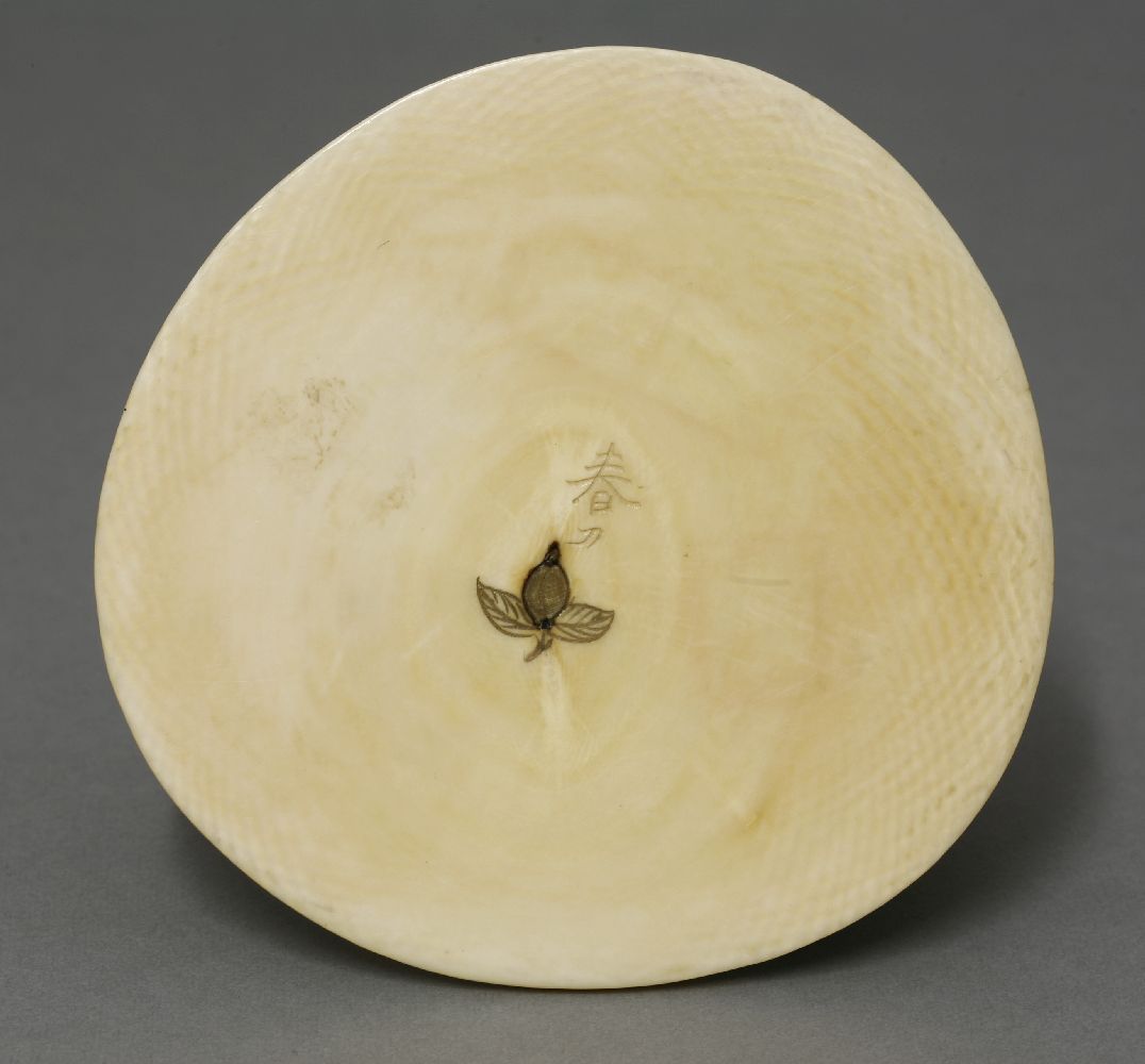 An attractive ivory Okimono, c.1880, of Momotaro, the Peach Boy arising from the fruit watched by - Bild 5 aus 5