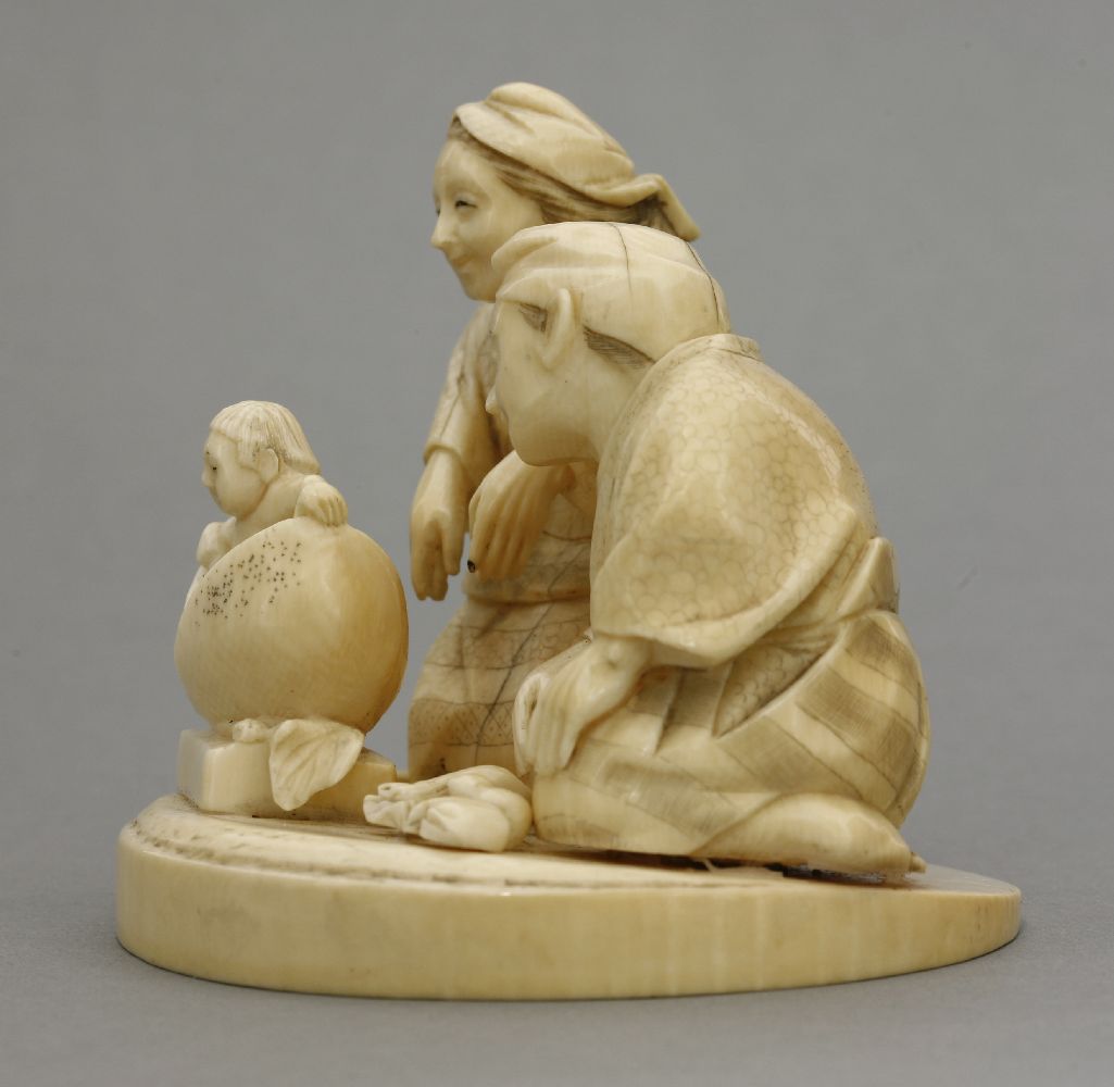 An attractive ivory Okimono, c.1880, of Momotaro, the Peach Boy arising from the fruit watched by - Bild 2 aus 5