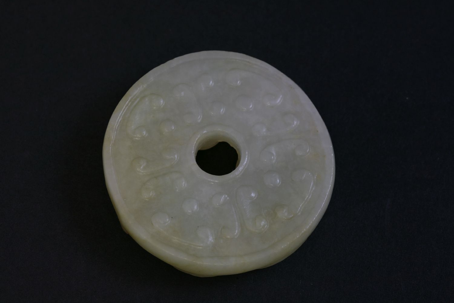 A jade Bi Disc, 20th century, carved with a chilong, a lingzhi in his mouth, the underside with - Bild 2 aus 2