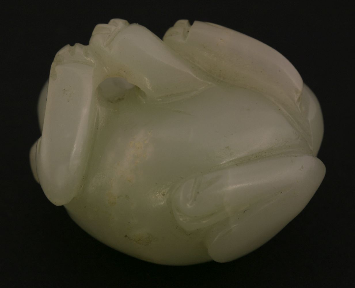 A rare jade Carving, 19th century, of a cat seated and chewing on the rear parts of a dragonfly, the - Bild 3 aus 3