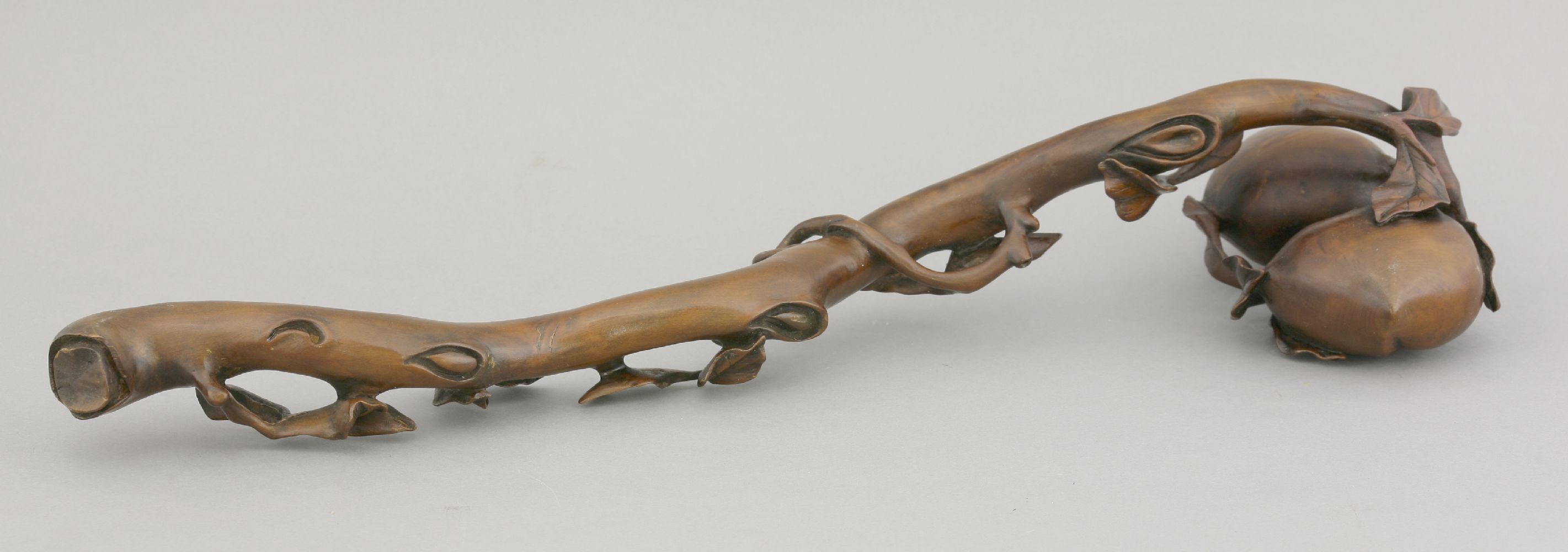 A boxwood ruyi Sceptre, possibly 18th century, intricately carved as two peaches on a gnarled - Bild 2 aus 3
