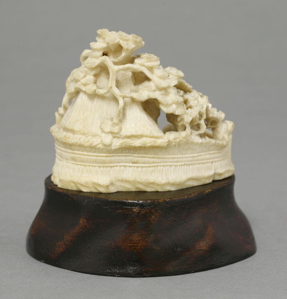 An ivory Group, c.1880, of a thatched wellhead overgrown with pine, the foreground with figures - Bild 4 aus 5