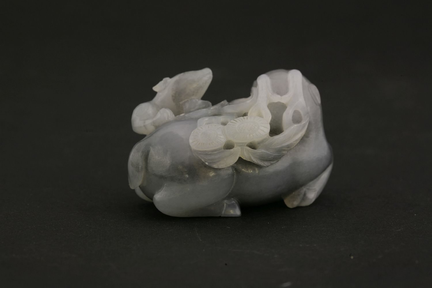 A jade recumbent Deer, 20th century, carved with a branch in its mouth, and a tree rat climbing on - Bild 2 aus 3