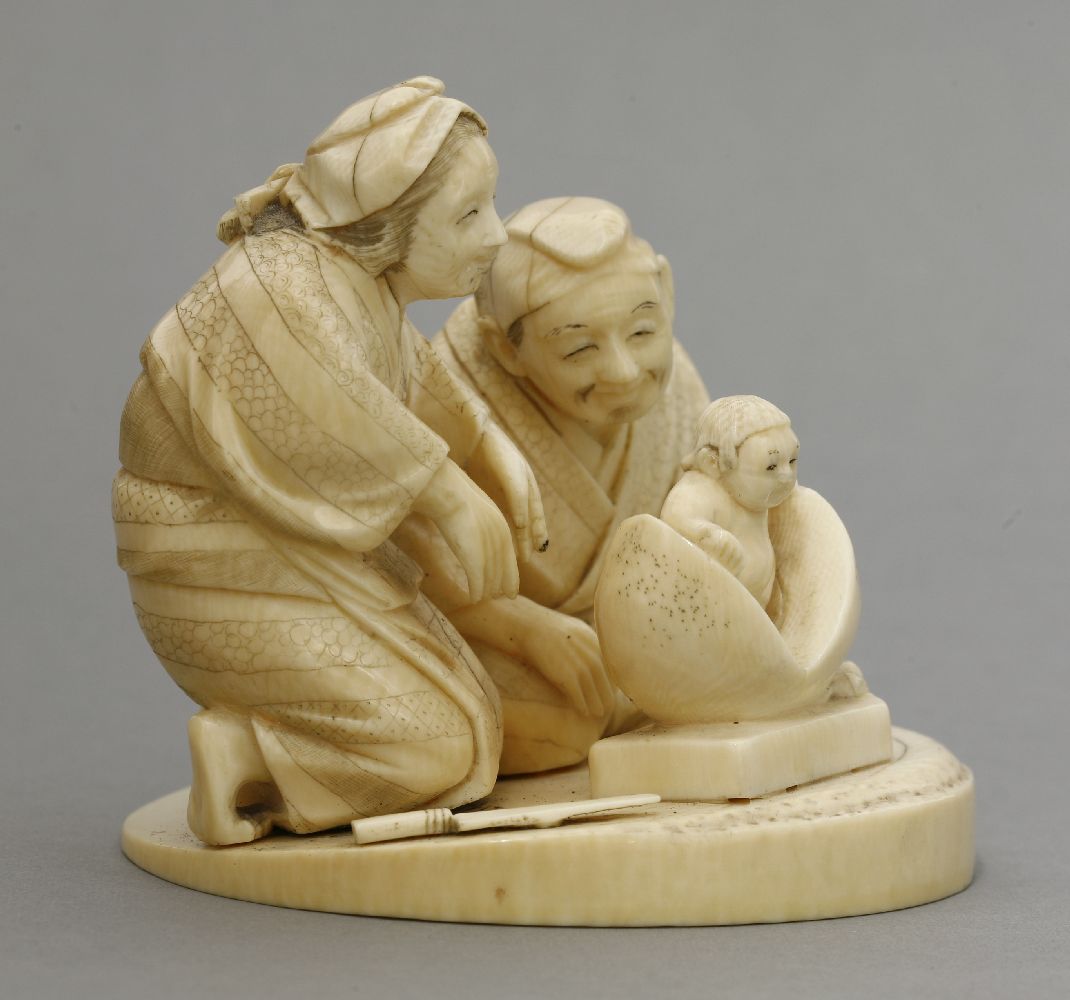 An attractive ivory Okimono, c.1880, of Momotaro, the Peach Boy arising from the fruit watched by - Bild 4 aus 5