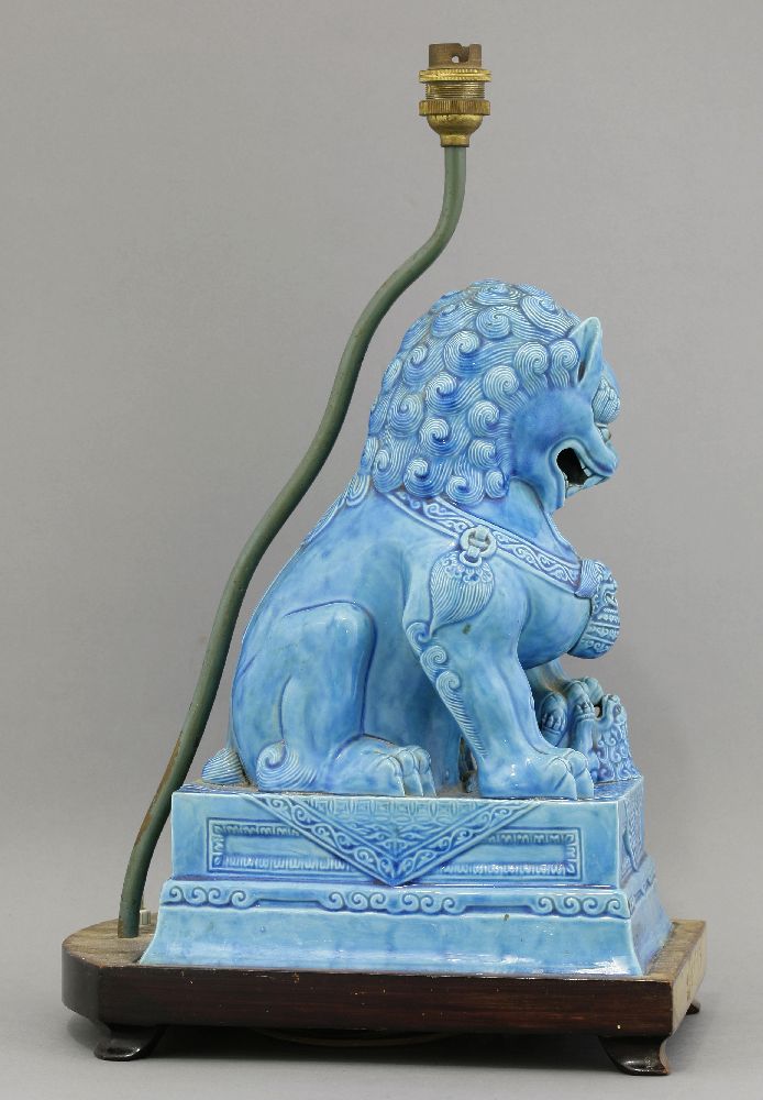 A turquoise glazed Buddhist Lion and Cub, early 20th century, on a rectangular flared base, fixed - Bild 2 aus 2