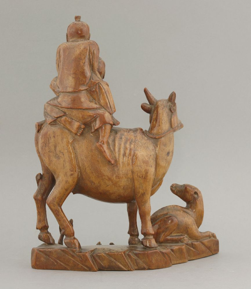 An attractive hardwood Group, 18th century, of two boys, one riding piggyback on his companion and - Bild 2 aus 3