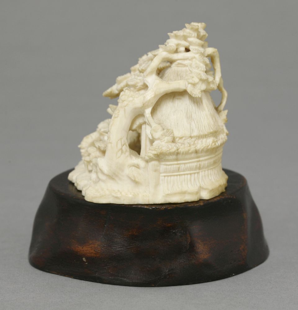 An ivory Group, c.1880, of a thatched wellhead overgrown with pine, the foreground with figures - Bild 3 aus 5