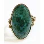 A Continental single stone chrysocolla gold ring,with an oval cabochon, rub set above split