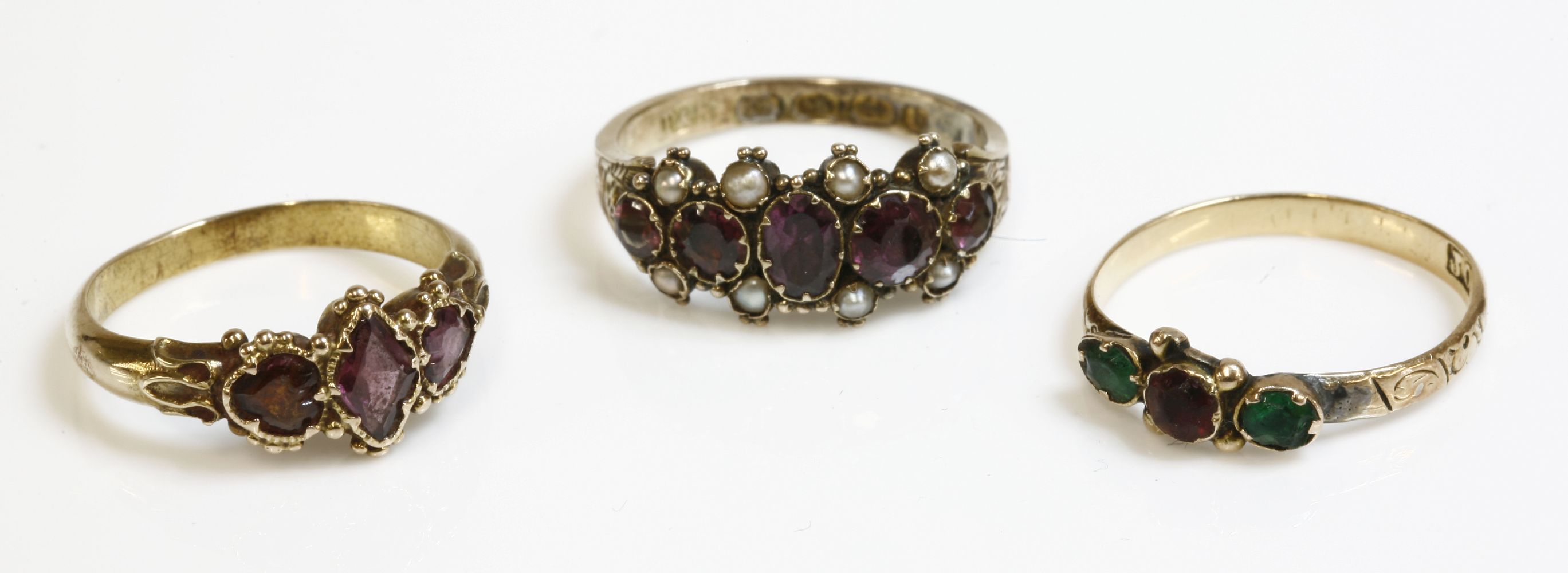 A Victorian 12ct gold garnet and split pearl ring,with five graduated almandine garnets with split