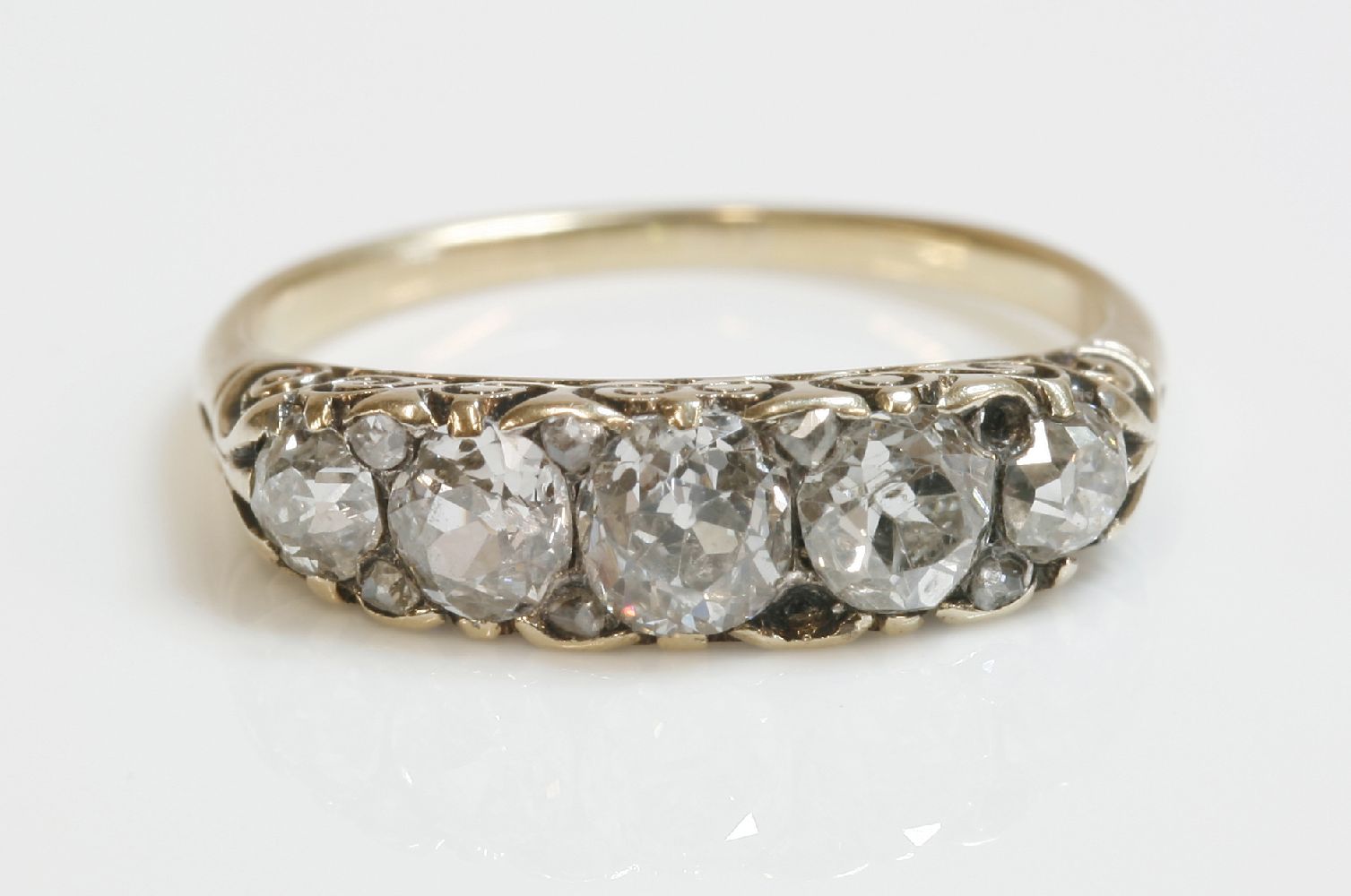 A late Victorian five stone diamond carved head ring with diamond set points,five graduated