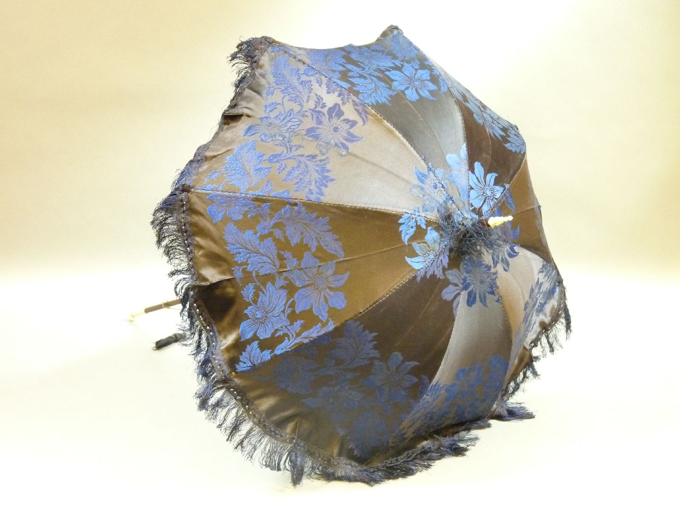 A Victorian silk parasol, circa 1860, with rosewood handle and ivory mounts - Image 2 of 4