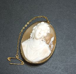 A 9ct gold carved shell cameo brooch/pendant, depicting Ariadne carrying the rod of Dionysus