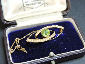 An Edwardian gold and split pearl brooch, marked 15ct