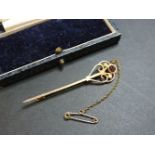An Edwardian garnet and split pearl gold arrow style brooch, marked 9ct