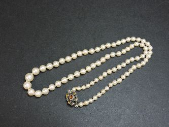 A single row graduated cultured pearl necklace, with an Austro Hungarian clasp