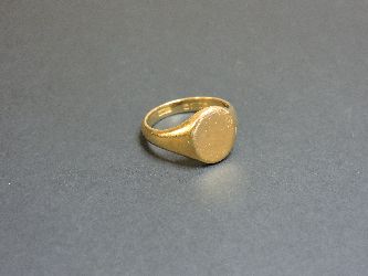 An 18ct gold signet ring, 9.1g approximately