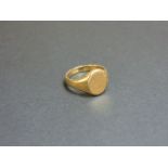 An 18ct gold signet ring, 9.1g approximately