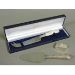 A modern boxed cheese knife, with a silver collar and mother of pearl handle, a modern cake slice