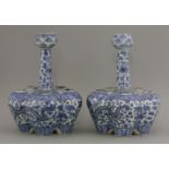 A pair of quintal blue and white Bulb Pots,second half of the 19th century, painted with dragons