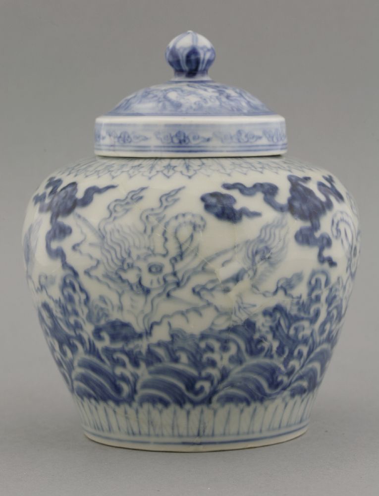 A rare blue and white Jar and associated Cover,Chenghua (1465-1487), painted with flying elephants - Image 2 of 6