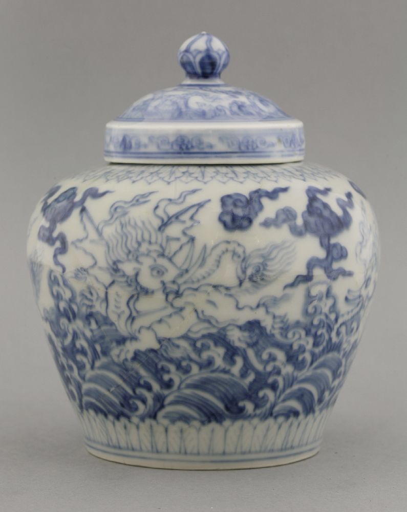 A rare blue and white Jar and associated Cover,Chenghua (1465-1487), painted with flying elephants - Image 4 of 6