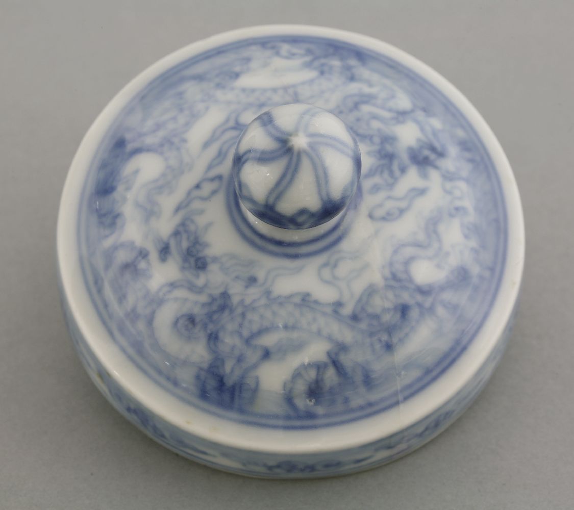 A rare blue and white Jar and associated Cover,Chenghua (1465-1487), painted with flying elephants - Image 6 of 6