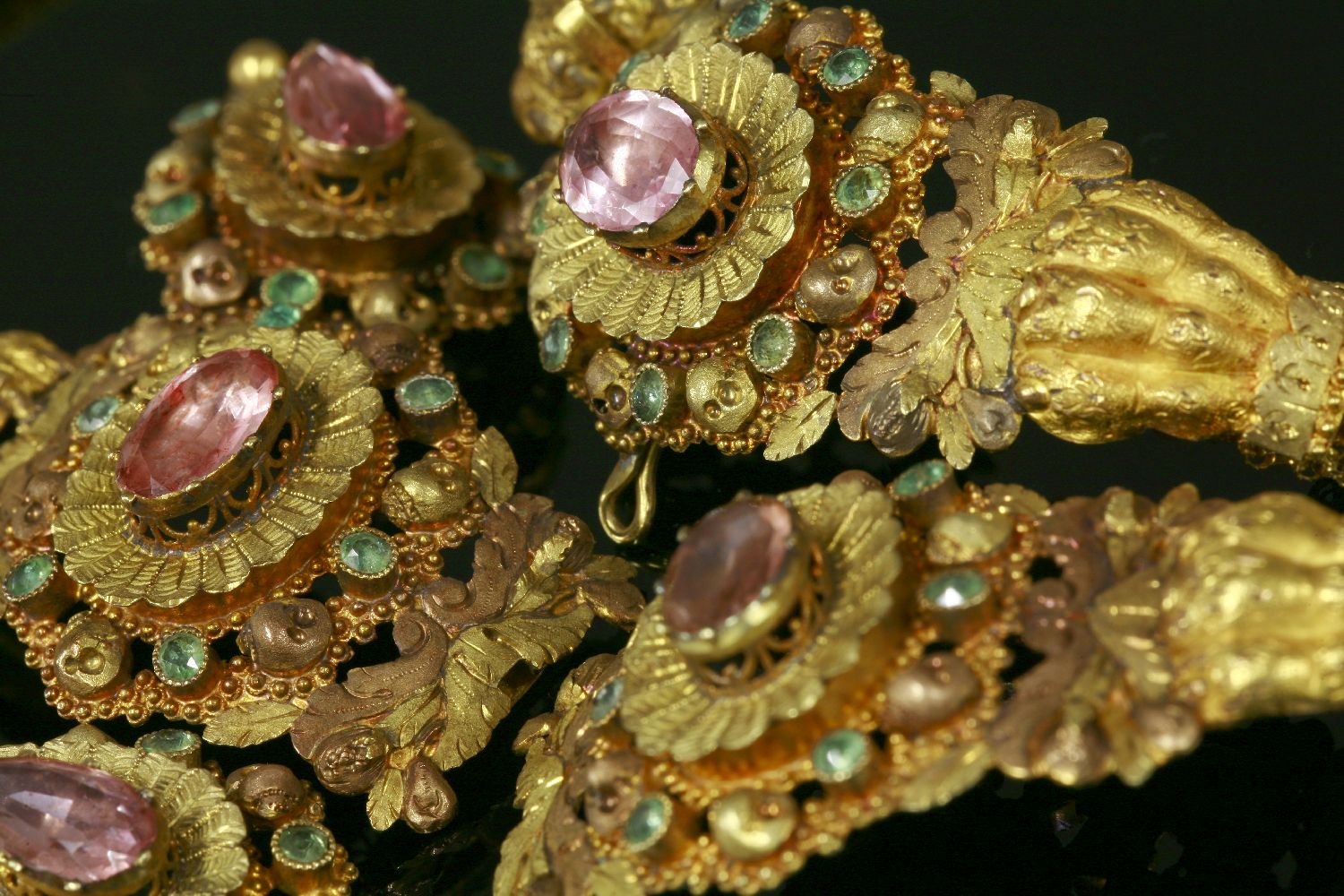 A Regency three colour gold foiled topaz and emerald parure, c.1820,the necklace with a - Image 4 of 4