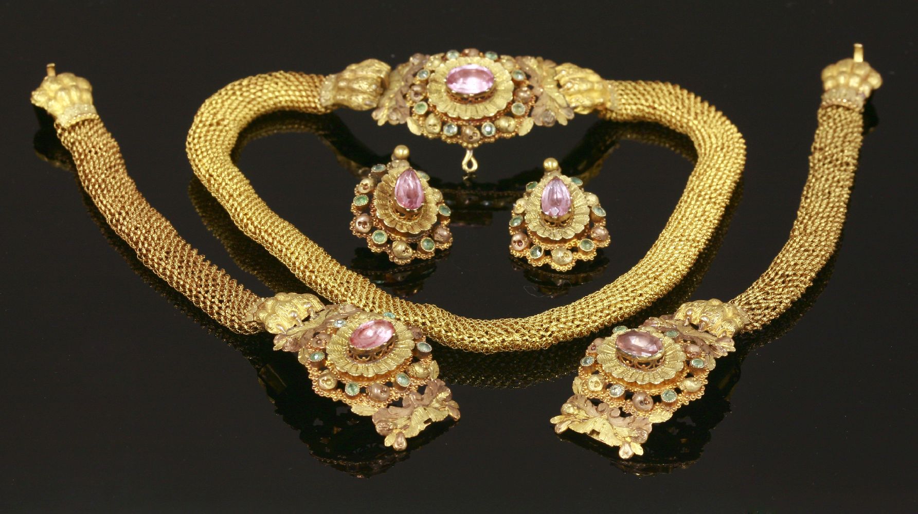 A Regency three colour gold foiled topaz and emerald parure, c.1820,the necklace with a