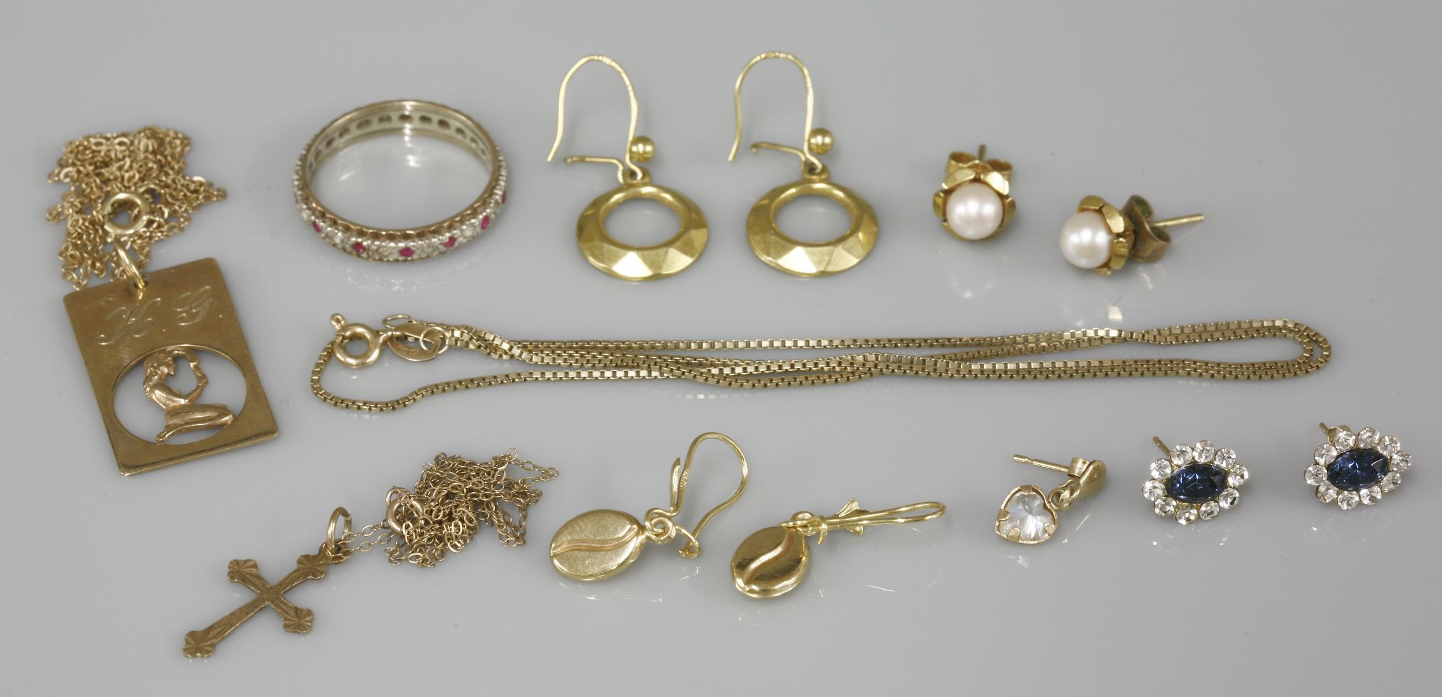 Assorted 9ct gold pendants, chains and earrings, and a 9ct gold synthetic spinel full eternity ring