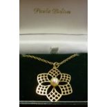 A ladies 9 carat yellow gold flower head