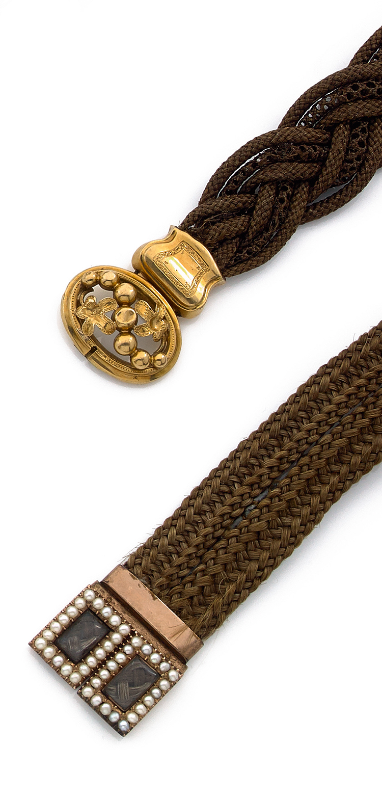 ANNÉES 1820TROIS BRACELETS CHEVEUXLes fermoirs sont en or jaune 18K et demi-perles pour deux d'entre