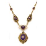 ANNÉES 1880COLLIER MEDAILLONSorné de pierres violettes piquées de demi-perles. Chaîne en or jaune
