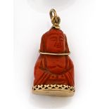 CARTIER ANNÉES 1935PENDENTIF BOUDDHAen corail sculpté. Monture en or jaune 18K signée et