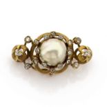 ANNÉES 1860BROCHE PERLE FINEElle est ornée d'une perle fine coussin baroque (non testée) encadrée de