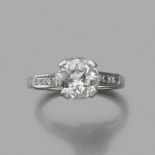 ANNÉES 1930BAGUE DIAMANT SOLITAIREElle est ornée d'un diamant taille brillant (TA) en châton à