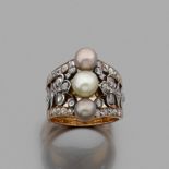 ANNÉES 1900BAGUE PERLES FINESornée de trois perles fines blanches et mordorées (non testées). Le