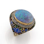 ANNÉES 1890BAGUE à DéCOR EGYPTIENElle est ornée d'un cabochon d'opale en sertissure entouré de
