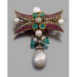 ANNÉES 1860BROCHE PERLE FINEElle représente une branche fleurie stylisée rehaussée d'une