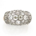 ANNÉES 1935BAGUE CHEVALIÈRE BOMBéEElle porte un bourrelet pavé de diamants taille brillant (TA)