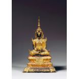 GRANDE STATUETTE DE BOUDDHA SHAKYAMUNI en bronze laqué et doré, représenté assis en padmasana sur