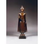 GRANDE STATUE DE BOUDDHA SHAKYAMUNI en bronze de patine sombre et traces de laque, représenté en