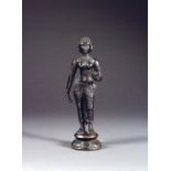 STATUETTE DE PÂRVATÎ en bronze de patine sombre, représentée en tribanga sur un socle lotiforme,