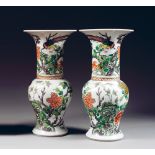 PAIRE DE VASES EN QUEUE DE PHÉNIX en porcelaine et émaux polychromes dans le style de la famille