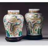 SUITE DE DEUX JARRES FORMANT PENDANTS en porcelaine et émaux wucai, à base cintrée, panse ovoïde,