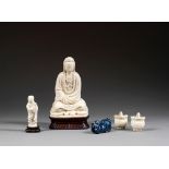 LOT DE CINQ OBJETS comprenant deux statuettes, en porcelaine et couverte blanche, dite "blanc de